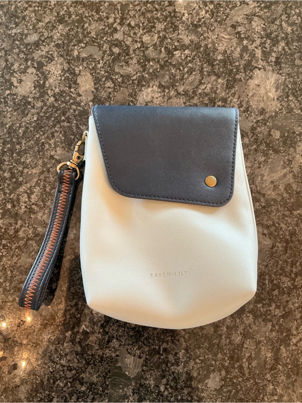 NEW Raven + Lily for American Airlines Amenity Pouch.
Eye mask also included.